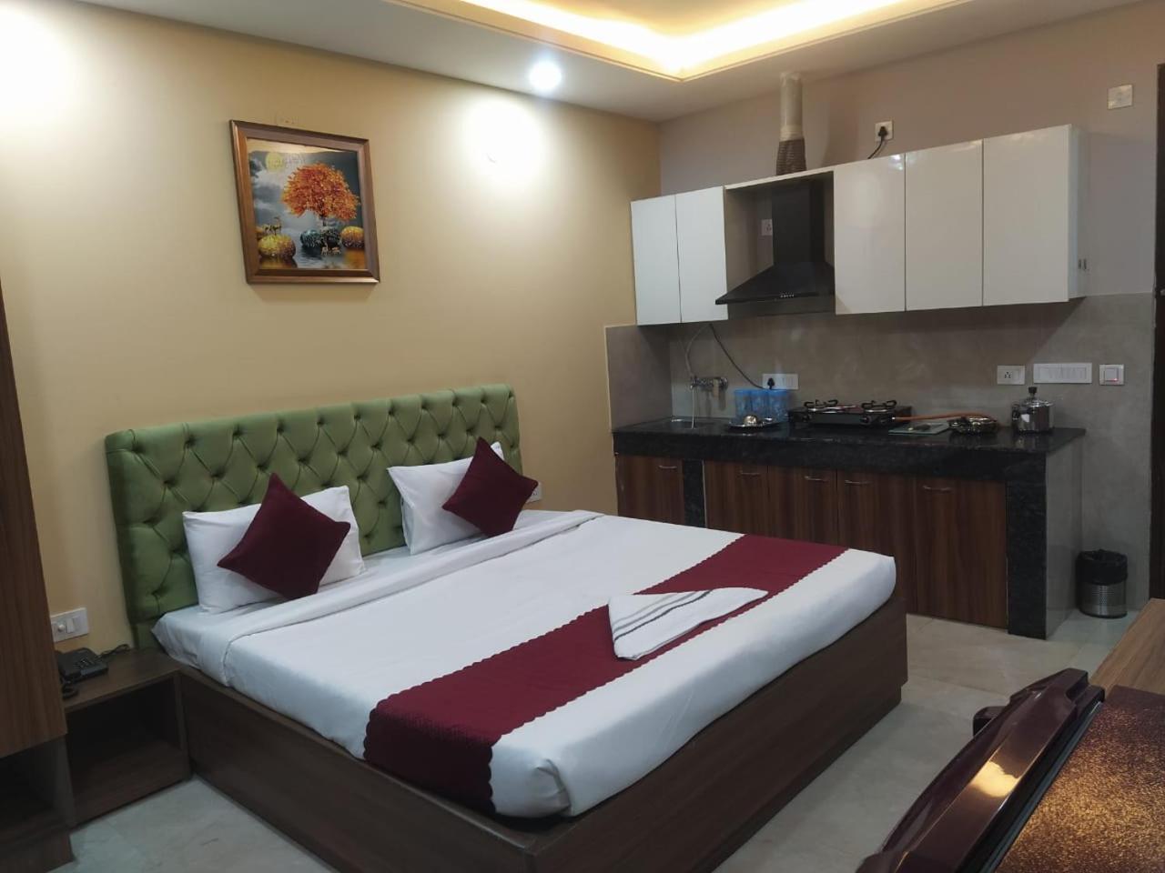 Limewood Stay - Near Golf Course Road Gurgaon Esterno foto