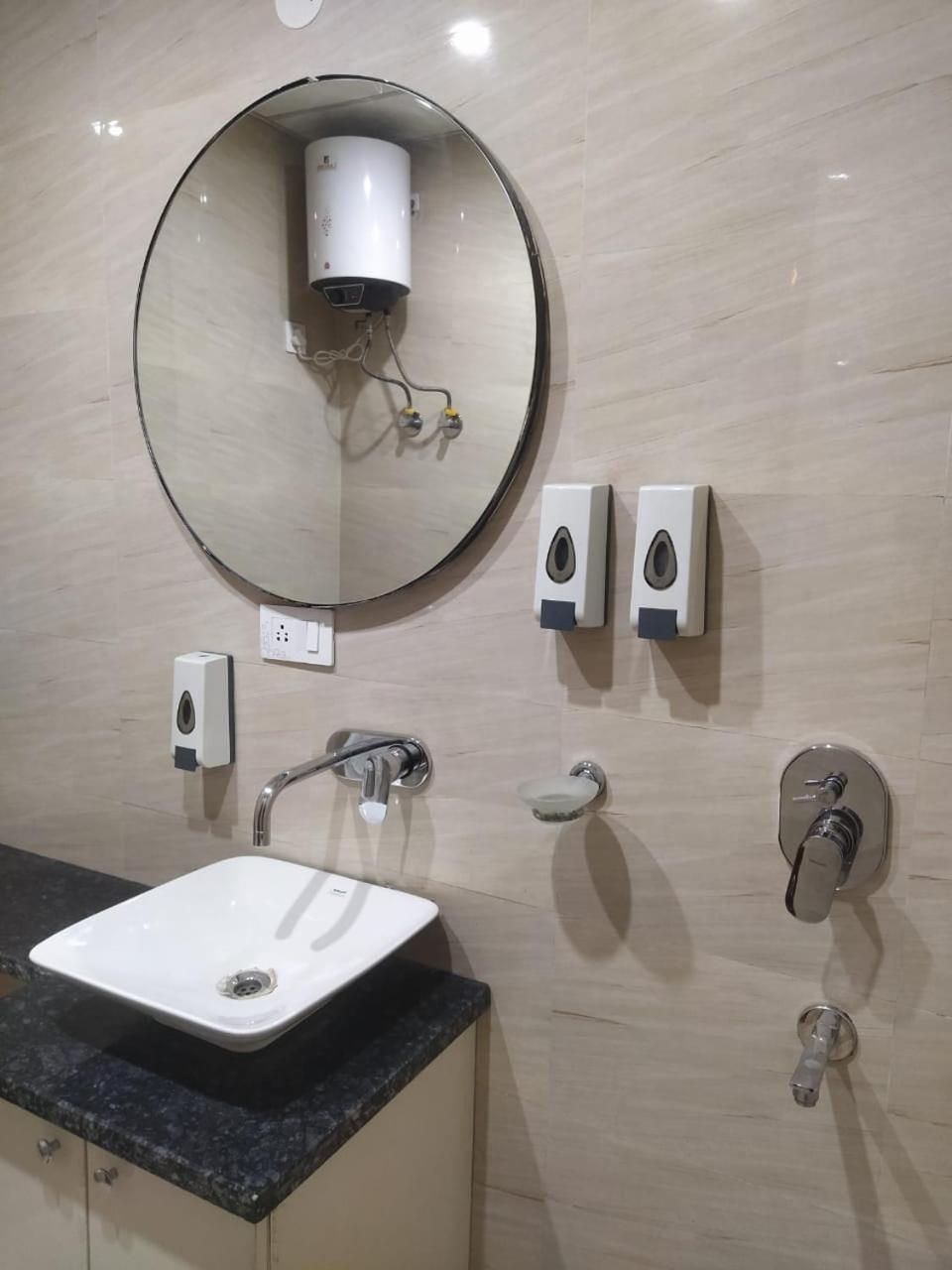 Limewood Stay - Near Golf Course Road Gurgaon Esterno foto