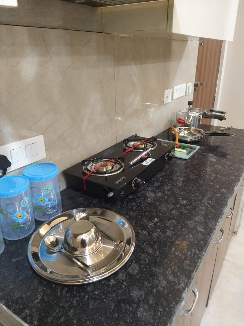 Limewood Stay - Near Golf Course Road Gurgaon Esterno foto