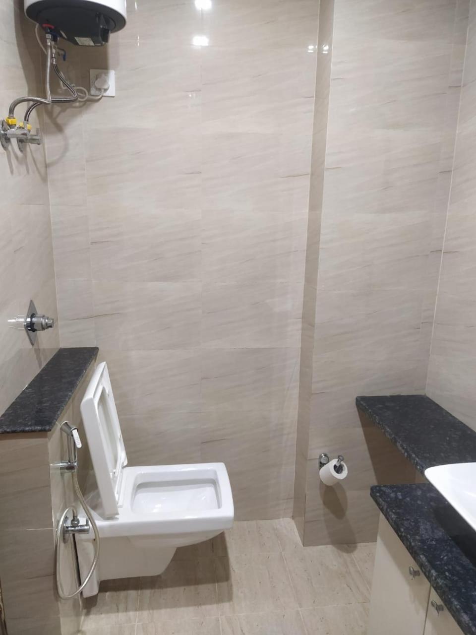 Limewood Stay - Near Golf Course Road Gurgaon Esterno foto
